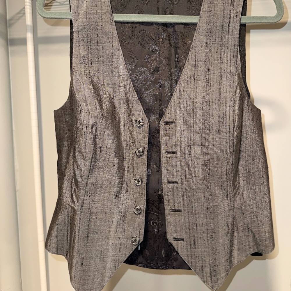 Reversible fitted vest